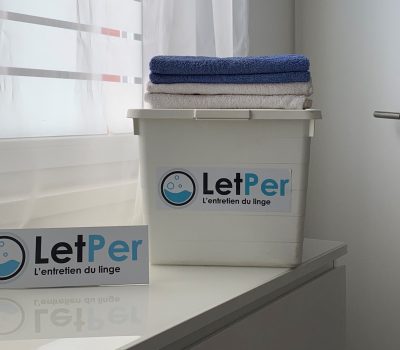 Boite Letper avec plaque LETPER sur une table et une porte